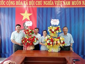 Thường trực Huyện uỷ, HĐND – UBND huyện Krông Pa đến thăm chúc mừng...